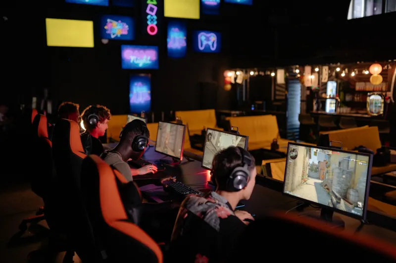 Tabbed Out: How Splitting Your Attention Between Discord, Twitch, and Twitter Is Wrecking Your Rank